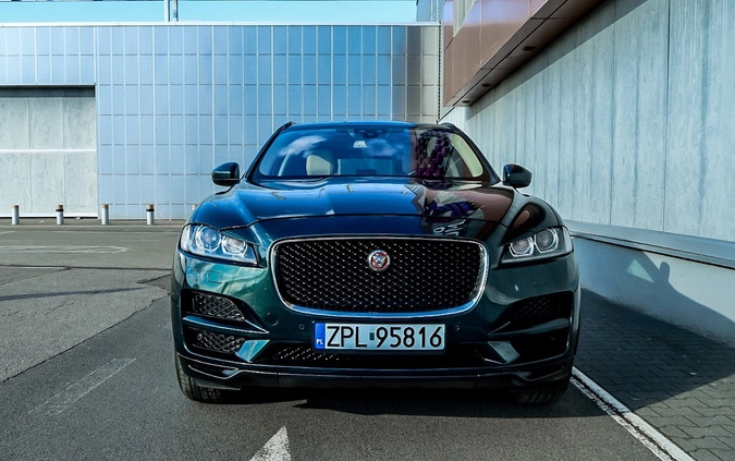 Jaguar F-Pace cena 128900 przebieg: 123800, rok produkcji 2017 z Szczecin małe 781